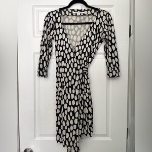 DVF Diane Von Furstenberg Julian White and Black Print Wrap Dress Size 2